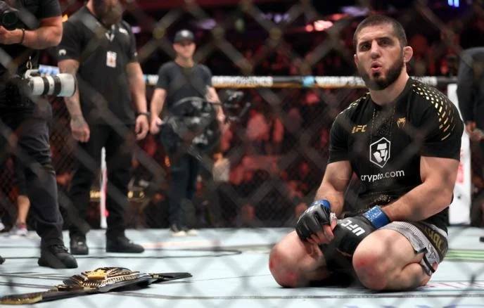 Махачев заявил что проведет следующий бой не раньше апреля Ранее чемпион UFC отказался от защиты титула в январе Обладатель пояса Абсолютного бойцовского чемпионата UFC в полусреднем весе россиянин Ислам Махачев проведет следующий бой не раньше апреля 2026 года Об этом он заявил Спорт Экспрессу Мне позвонили в декабре и спросили буду ли драться в январе я ответил Тогда я уже опаздываю нет в январе я точно не буду драться Думаю точно подерусь после Рамадана апрель май июнь любая дата Если захотят поставить в состав участников турнира UFC в Белый дом то подожду Если нет то можно подраться пораньше сказал Махачев