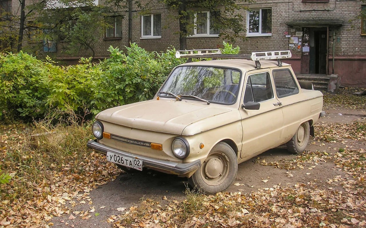 Старые машины не запретят В ГАИ опровергли ужесточение норм регистрации Информация о возможном введении ограничений на регистрацию автомобилей с большим сроком эксплуатации не соответствуют действительности заявили в ГАИ Единственным критерием допуска транспортных средств к участию в дорожном движении вне зависимости от срока эксплуатации является уровень технического состояния и соответствия конструкции автомобилей установленным требованиям безопасности которые подтверждаются в том числе по результатам проведенного в их отношении технического осмотра отметили в ведомстве Ранее ряд СМИ распространили информацию о том что в России планируется ограничить регистрацию машин с увеличенным сроком эксплуатации c 2026 года для обновления автопарка В Госавтоинспекции попросили СМИ и блогеров не распространять фейки