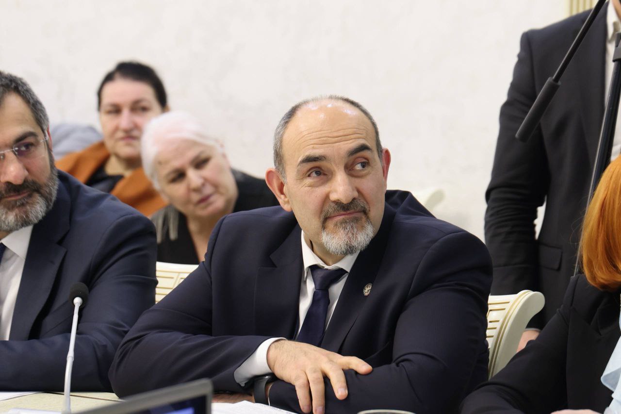 В 2025 году в школы республики поставлены почти 2 млн учебников в том числе больше 809 тыс пособий этнокультурного направления Такие цифры на заседании Совета по образованию и науке озвучил министр Яхья Бучаев Он напомнил что с 2023 года по поручению президента страны Минпросвещения России приступило к разработке единых федеральных учебников Вся линейка изданий будет введена в образовательный процесс к 2032 году Новыми учебниками истории с 5 по 11 классы уже обеспечены все школы республики В этом году планируется полностью укомплектовать их и государственными учебниками по обществознанию для 9 10 классов