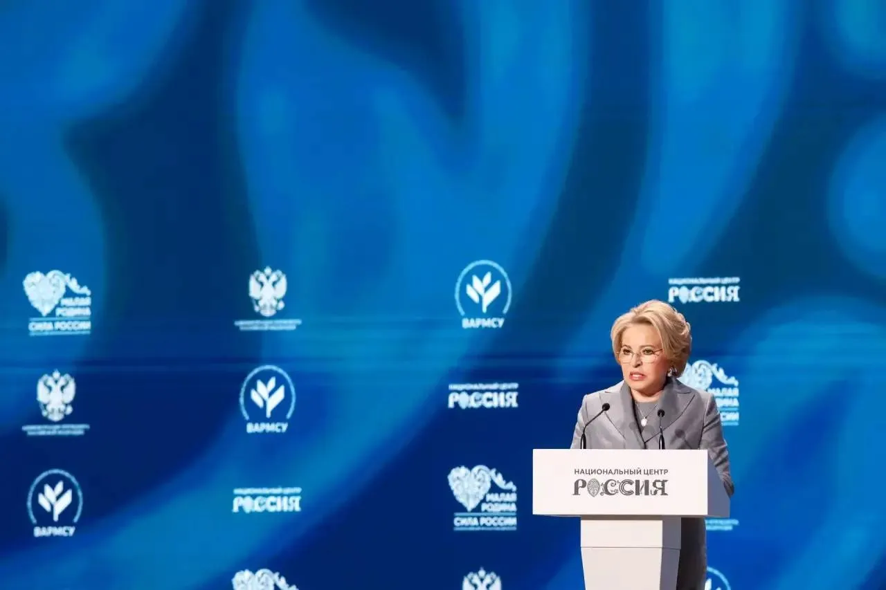 Валентина Матвиенко У российских муниципалитетов преимущественно женское лицо По оценкам экспертов число работающих в органах местного самоуправления женщин в три раза превышает число мужчин Об этом заявила Председатель Совета Федерации Федерального Собрания РФ Валентина Матвиенко выступая на III Всероссийском муниципальном форуме МАЛАЯ РОДИНА СИЛА РОССИИ МАЛАЯ РОДИНА СИЛА РОССИИ2026 ВАРМСУ   Подписывайтесь на ВАРМСУ в МАХ и Telegram