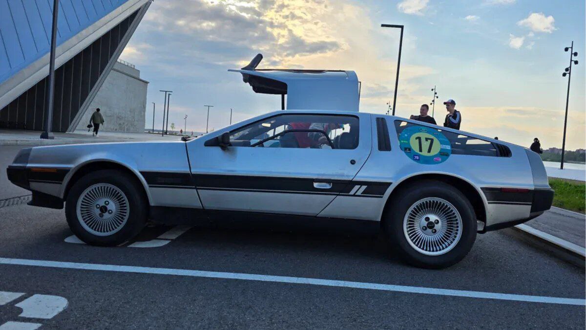 В России в продаже появился культовый DeLorean DMC-12 за 13 миллионов рублей На Авто.ру предлагают 44-летний экземпляр модели, ставшей культовой после съёмок в кинотрилогии «Назад в будущее». На звание «капсулы времени» автомобиль не претендует, но находится в хорошем состоянии и имеет прозрачную историю. Цена — 13 миллионов рублей. За всю жизнь находящийся в Санкт-Петербурге DMC-12 проехал 29 тысяч километров. Как отмечает продавец, в России купе эксплуатировалось только в тёплое время года и передвигалось в основном по выставкам. Автомобиль укомплектован штатным 2,9-литровым двигателем на 150 сил в сочетании с автоматической коробкой передач. Продажу сопровождают не только документы, подтверждающие сервисную историю машины в США, но и набор тематических аксессуаров. Это, к примеру, набор фирменных средств по уходу за кузовом, книга Джона Делореана об истории проекта DMC-12 и реплика альманаха спортивных событий, сыгравшего заметную роль в одном из фильмов «Назад в будущее».