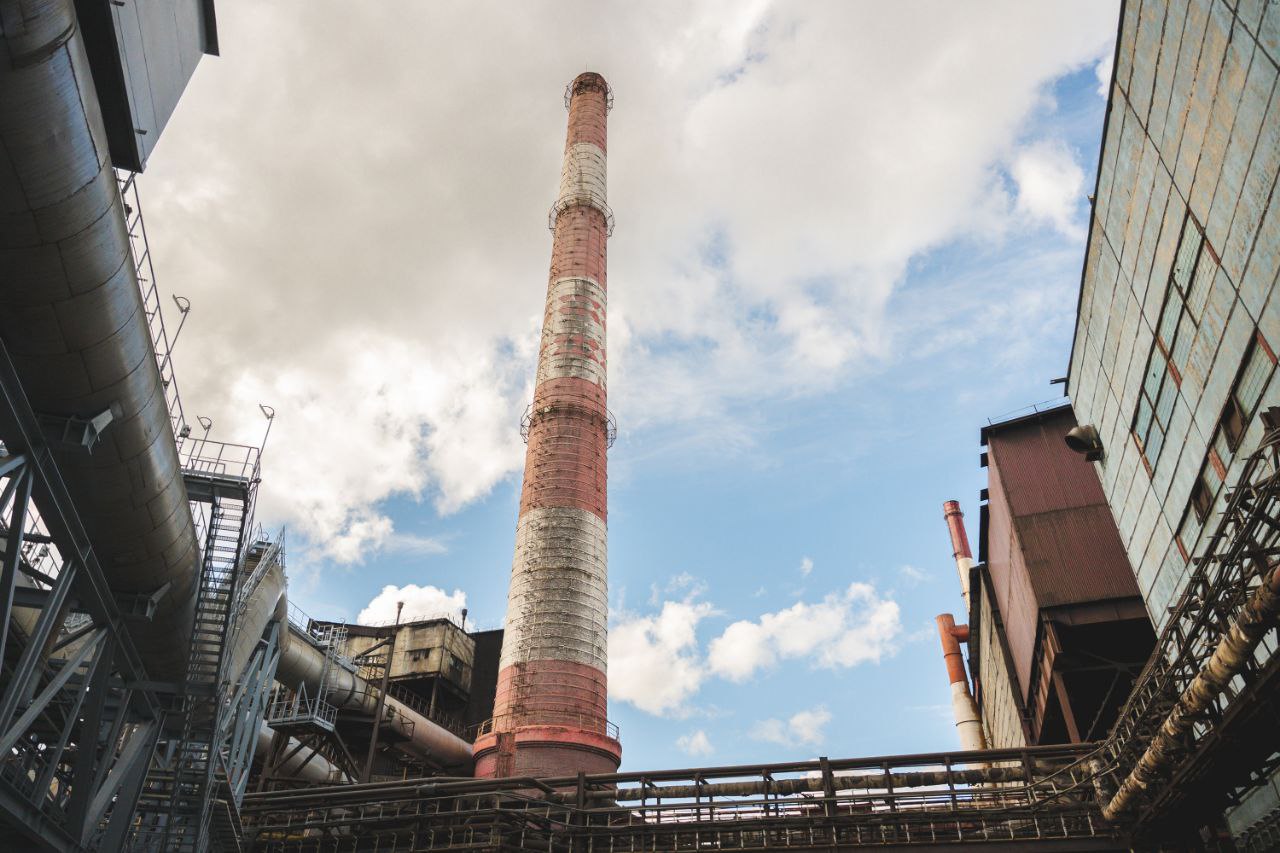 Норникель вложил в систему газоочистки КГМК в Мончегорске 6 9 млрд руб Норникель ввел в эксплуатацию новую систему газоочистки отделения пылеулавливания рафинировочного цеха в Мончегорске на своем дочернем предприятии Кольская горно металлургическая компания Инвестиции в проект составили 6 9 млрд руб Ожидается что она поможет снизить выбросы диоксида серы на 1000 т в год примерно до 11 400 т Реализация проекта началась в декабре 2022 г Это часть общей экологической программы Норникеля которая включает 180 мероприятий по Кольской площадке и рассчитана до 2031 г с объемом инвестиций в 71 7 млрд руб По данным компании реализация этих проектов позволила снизить выбросы эмиссии газа в Мурманской области с почти 500 000 т в год в 1990 х гг до 12 400 т в 2024 г Опрошенные изданием эксперты отмечают что повышение активности крупных промышленных компаний по направлению экологии в том числе связано с ужесточением экологического законодательства в РФ В ближайшей перспективе в РФ планируется введение оборотных штрафов за несоблюдение квот выбросов Подробнее в материале на нашем сайте Правительство Мурманской области Подпишитесь на Ведомости Северо Запад