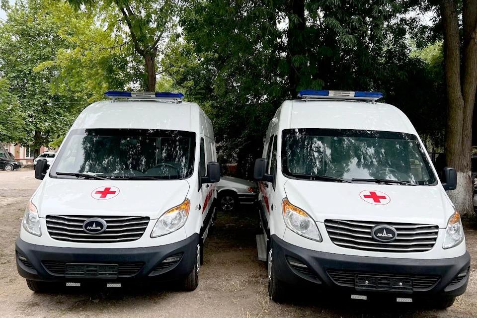 В Херсонскую область поступили бронированные автомобили скорой помощи    В Херсонскую область прибыли бронированные скорые. Как сообщил губернатор Владимир Сальдо, автомобили будут направлены туда, где враг «бьёт прицельно, а наши медики, не щадя себя, спасают жизни под обстрелами».  «Только с начала 2024 года почти два десятка карет скорой помощи были уничтожены либо частично повреждены из-за обстрелов ВСУ», — добавил Владимир Сальдо.  Отметим, ранее стало известно, что в рамках программы Министерства промышленности и торговли РФ в Херсонскую область доставят 15 бронированных автомобилей скорой помощи. Они будут работать в прифронтовых округах, где требуется усиленная защита как для пациентов, так и для медиков.