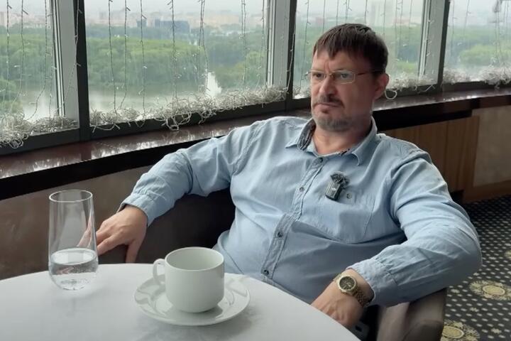 В видео госТВ фигурировал якобы начальник охраны штаба Бабарико.   Он бывший силовик, отсидевший в тюрьме — вот, что о нем узнало «Зеркало».  Вы можаце прачытаць гэты тэкст па-беларуску.     Не открывается ссылка? Попробуйте эту или скачайте наше приложение для Android или iOS.