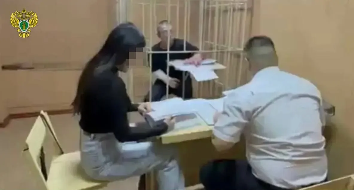 В Нерюнгри мужчина убил знакомого ударом ножом в грудь В городе Нерюнгри прокуратура передала в суд жуткое дело об убийстве Обвиняют местного жителя который в мае прошлого года в состоянии сильного алкогольного опьянения разругался со своим знакомым Словесный конфликт вмиг перерос в расправу мужчина схватил нож и ударил приятеля прямо в грудную клетку От ранения тот скончался на месте Теперь дебоширу грозит до 15 лет лишения свободы Уголовное дело уже направлено в суд Фото прокуратура Якутии
