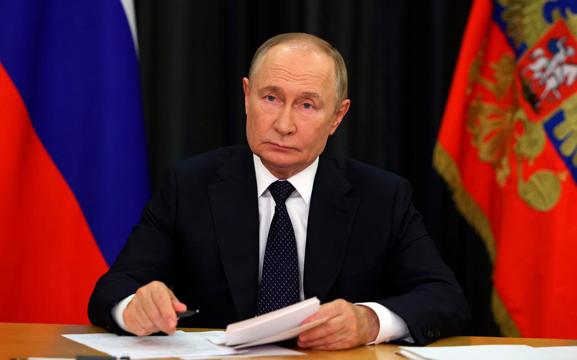 Назначение нового посла России в Сьерра Леоне Президент России Владимир Путин назначил Андрея Столярова новым послом в Сьерра Леоне Ранее Андрей Столяров занимал пост заместителя директора департамента Африки в российском МИДе Его предшественник Алексей Попов был освобожден от должности этим же указом после назначения в 2023 году Это назначение является частью стратегии открытия российских посольств в африканских странах таких как Нигер и Южный Судан Возможности сотрудничества Россией с этими странами расширяются