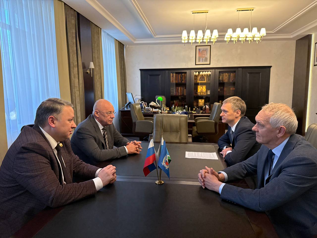 Федеральная служба по финансовому мониторингу VK Заместитель директора Росфинмониторинга Евгений Гилета и ректор УрГЮУ обсудили вопросы подготовки кадров для антиотмывочной системы Заместитель директора Федеральной службы по финансовому мониторингу Евгений Гилета встретился с ректором Уральского государственного юридического университета УрГЮУ имени В Ф Яковлева Владимиром Бубликом Во встрече также принял участие руководитель Межрегионального управления Росфинмониторинга по Уральскому федеральному округу Алексей Кардапольцев Стороны обсудили вопросы подготовки специалистов в сфере противодействия отмыванию преступных доходов и финансированию терроризма развитие профильных образовательных программ в Уральском федеральном округе Евгений Гилета пригласил студентов вуза присоединиться к отборочным этапам VI Международной олимпиады по финансовой безопасности Он подчеркнул что студенты Университета уже несколько лет становятся финалистами и занимают призовые места в Олимпиаде Отмечена