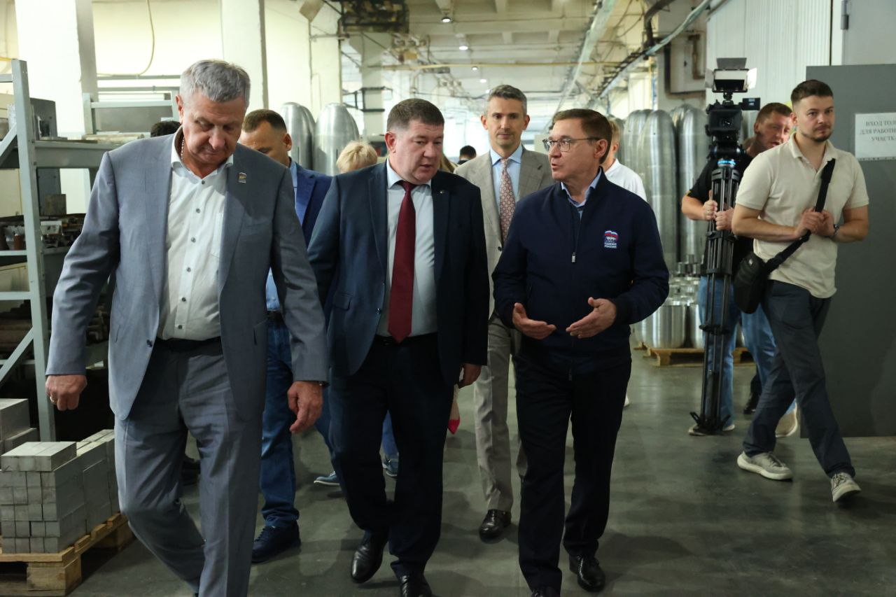 Секретарь Генсовета "Единой России" Владимир Якушев посетил Курганскую область На форуме муниципальных депутатов в Кургане он отметил положительную динамику "Единой России" по прошлогодним выборам и выразил уверенность, что выборы этого года в областное заксобрание пройдут еще более эффективно и организованно, а партия улучшит свои результаты. Кроме того, Владимир Якушев оценил готовность нового бассейна "Аквамарин" Курганского госуниверситета, который строится по народной программе "Единой России". Региону удаётся строить качественные объекты за небольшие деньги. В очередной раз призываю приехать сюда поучиться, - отметил Владимир Якушев Отдельной частью визита Владимира Якушева стало посещение завода "Курганприбор", где он осмотрел производственные цеха специального конструкторского технологического бюро завода и вручил партбилеты сотрудникам. !