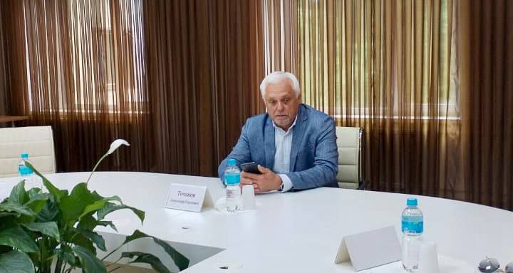 "Все знают, что надо делать и как надо делать": в ЕАО общественный штаб по наблюдению за выборами готов наблюдать Общественный штаб по общественному наблюдению провёл своё очередное заседание в Биробиджане, сообщает ТГК "Новости ЕАО". В заседании приняли участие ответственный секретарь Совета при Президенте Российской Федерации по развитию гражданского общества и правам человека Александр Точёнов. Заседание было посвящено подготовке к наблюдению за ходом выборов губернатора ЕАО, которые пройдут в сентябре этого года. "За плечами у штаба не одна кампания по наблюдению. Все знают, что надо делать и как надо делать. Сегодня дан сигнал, что штаб по общественному наблюдению готов к работе. Приняв участие в сегодняшнем заседании, вижу серьезную настроенность на продуктивную работу. Совет при Президенте Российской Федерации по развитию гражданского общества и правам человека готов оказать необходимую методическую помощь. Мы находимся в постоянном контакте с Общественной палатой региона", - цитирует Точёнова ТГК "Новости ЕАО". Фото - ТГК "Новости ЕАО" Телетайп