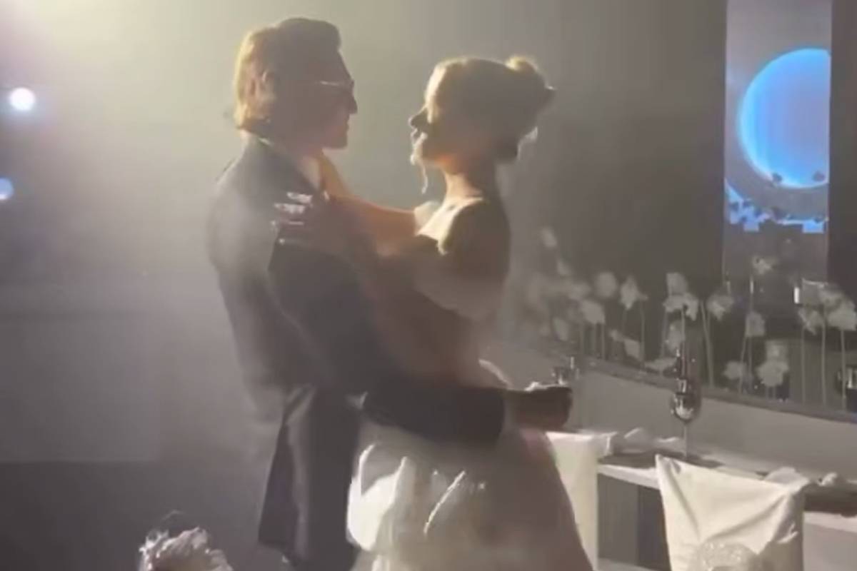 Бывший футболист сборной России Руслан Нигматуллин потратил около пяти миллионов рублей на свою свадьбу с 23 летней телеведущей Эвелиной Сынче Стоимость называет Telegram канал Sport Baza По информации источника торжество прошло в отеле Hotel Spa в Барвихе где молодожены также провели ночь заплатив за проживание 800 тысяч рублей Основная часть праздника ужин состоялась в ресторане Just Residence под Истрой Банкет на несколько десятков гостей обошелся примерно в 2 миллиона рублей Организация развлечений включая выступления кавер группы ПАПА Ли и певца Андрея Алексина потребовала еще около 1 5 миллиона рублей О свадьбе Нигматуллина с Сынче стало известно ранее 26 ноября Экс голкипер опубликовал несколько фотографий и видео со свадьбы Нигматуллин провел в составе сборной России 24 матча в которых пропустил 18 мячей На клубном уровне он трижды становился чемпионом страны дважды со Спартаком и один раз с Локомотивом