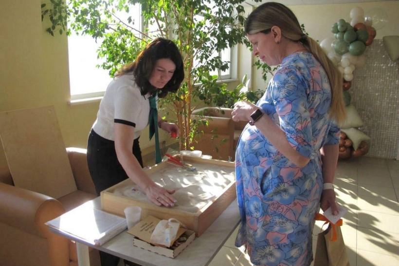 В Амурском областном перинатальном центре торжественно открыли координационный центр для беременных Для будущих мам организовали настоящий праздник создали специальные тематические зоны беседа с психологом презентация по формированию сумки для новорожденного занятие по песочной терапии интерактивная акция карта пожеланий центру Координационный центр для беременных играет ключевую роль в поддержке здоровья будущих мам обеспечивая комплексный подход к охране материнства и детства прокомментировала министр здравоохранения Приамурья Светлана Леонтьева Сегодня в регионе выстроено активное межведомственное взаимодействие чтобы будущая мама чувствовала уверенность и поддержку перед замечательным и важным событием в жизни Сейчас мы активно работаем над созданием кабинетов медико социальной помощи в женских консультациях Благовещенска далее распространим эту инициативу на районы ampravda