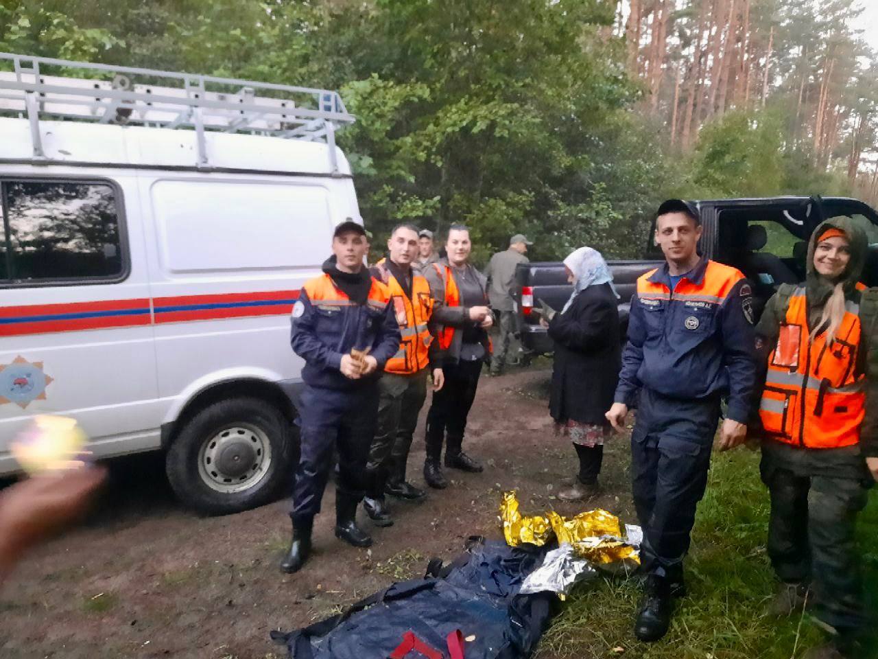 В Псковской области дружинники помогли найти пропавшую пенсионерку Женщина отправилась к водоёму и не вернулась домой. О пропаже своей 74-летней матери Любови Суворовой сообщил житель деревни Кислово около 11 часов вечера. На место оперативно прибыли спасатели аварийно-спасательной службы, дружинники, добровольцы отряда «ЛизаАлерт». Около трёх часов ночи они нашли пенсионерку в шоковом состоянии. Женщине оказали первую медицинскую и психологическую помощь, доставили домой и вызвали врачей. Об этом рассказал губернатор Михаил Ведерников в своем телеграм-канале и поблагодарил всех участников поиска за неравнодушие и оперативность. СОСЕДИ60 ДАТЬ БУСТ Отправить нам новость