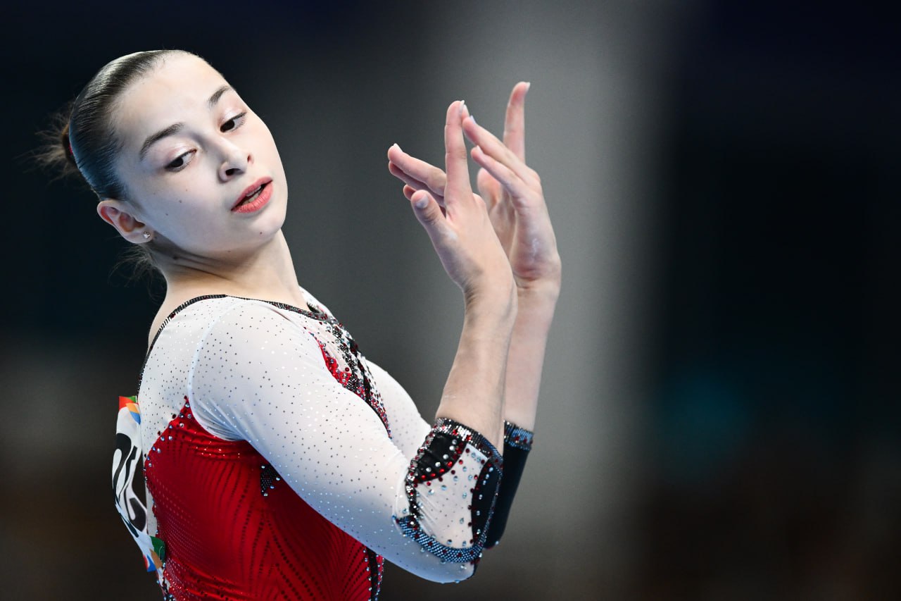 Анна Калмыкова завоевала золото в опорном прыжке на этапе Кубка мира в Германии Гимнастка выиграла с результатом 13 816 балла Серебро у немки Карина Шенмайер 13 800 бронза у словенки Теи Белак 13 516 Ещё одна россиянка Людмила Рощина 13 316 стала пятой Милана Каюмова стала второй в упражнениях на разновысоких брусьях 14 133 балла Золото и бронзу взяли итальянки Элиза Иорио 14 266 и Джулия Перотти 14 033 В вольных упражнениях у мужчин бронза у Александра Карцева 13 900 Он уступил Артёму Долгопяту из Израиля 14 500 и белорусу Егору Шарамкову 14 400 news matchtv РИА Новости Владимир Астапкович