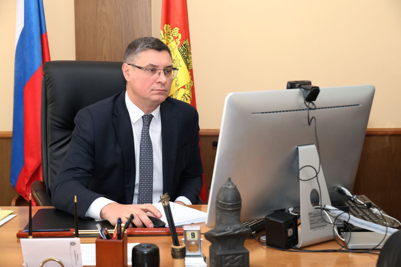 Заседание комиссии Госсовета РФ по направлению Кадры Вчера состоялось очередное заседание комиссии под председательством Владислава Шапши Обсудили с коллегами вопросы правового регулирования трудовой деятельности иностранных граждан и совершенствования механизмов межведомственного взаимодействия Владимирская область участвует в работе комиссии и в реализации национального проекта Кадры Цель нацпроекта удовлетворение потребности экономики России в кадрах на основе дополнительного вовлечения в занятость Наше предложение в рамках повестки донастроить межведомственное электронное взаимодействие с МВД и ФНС Это позволит оптимизировать работу служб и улучшить контроль за соблюдением работодателями условий найма Присоединяйтесь к своим в МАХ