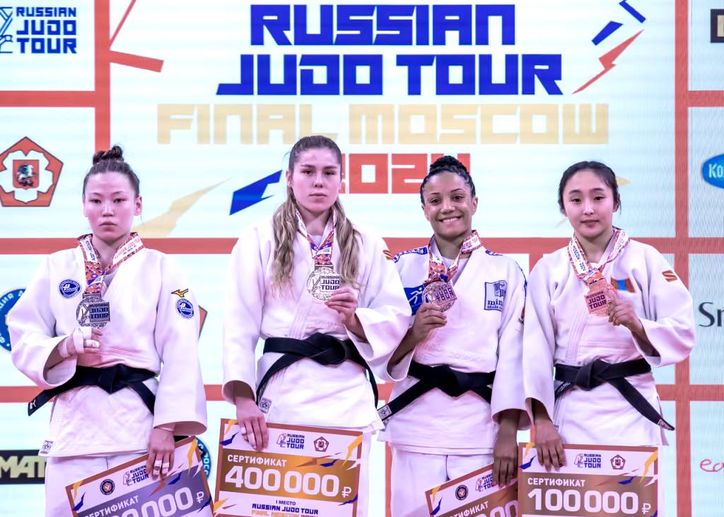 Карина Ефимова стала серебряным призёром на турнире Russian Judo Tour, Надежда Татарченко завоевала бронзовую медаль    В Москве завершился финал международных профессиональных соревнований «Russian Judo Tour». В турнире приняли участие более 90 дзюдоистов из 19 стран    «Эти соревнования похожи по уровню организации и на «Большой шлем», и на чемпионаты Европы». – отметил Олимпийский чемпион Тагир Хайбулаев, посетивший состязания в качестве почетного гостя     В категории до 52 кг в решающем поединке на татами сошлись два явных лидера – чемпионка России Карина Ефимова и серебряный призёр главного старта страны Лилия Нугаева. Девушки показали захватывающий финал, ведя напряжённую борьбу и поочередно совершая атаки     В весовой категории до 78 кг Надежда Татарченко одержала победу над белорусской дзюдоисткой Дарьей Концевой с помощью контр-приёма и завоевала бронзовую награду    Поздравляем наших спортсменок и тренерский состав с медалями и с завершением плодотворного сезона!   Это был очень результативный год для дзюдоистов сборной Саха