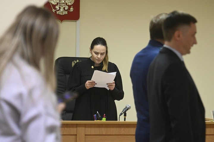 Суд вынес суровый приговор злостной неплательщице алиментов в Якутии Нюрбинский районный суд Республики Саха Якутия рассмотрел уголовное дело о систематической неуплате алиментов и назначил обвиняемой наиболее строгое наказание Подсудимая ранее лишенная родительских прав в отношении шести несовершеннолетних детей была признана виновной в длительном уклонении от своих финансовых обязательств Согласно материалам дела несмотря на судебное решение 2023 года о взыскании половины ее доходов женщина продолжала уклоняться от выплат Она уже привлекалась к административной и уголовной ответственности за аналогичные нарушения но назначенные ранее обязательные работы не возымели должного эффекта В результате к маю 2025 года общая сумма ее долга по алиментам превысила 1 2 миллиона рублей В ходе судебного разбирательства подсудимая полностью признала вину и раскаялась Однако учитывая длящийся характер преступления рецидив после предыдущих осуждений и тот факт что более мягкие меры не привели к исправлению суд пришел к выводу о необходимости изоляции Женщине назначено наказание в виде шести месяцев лишения свободы с отбыванием срока в колонии поселении Суд обязал ее самостоятельно за государственный счет прибыть к месту отбытия наказания предупредив об уголовных последствиях в случае уклонения