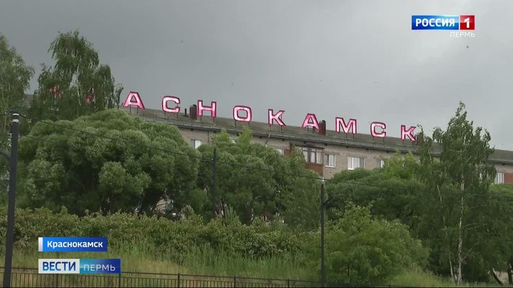 В Краснокамске за мошенничество будут судить директора риэлтерской компании В Краснокамске завершено расследование уголовного дела в отношении ранее неоднократно судимого 35-летнего мужчины. По версии следствия в период с 2008 года по 2021 год обвиняемый предлагал жительницам Прикамья обналичить материнский капитал путем фиктивного приобретения недвижимости. Одновременно с этим, он находил собственников квартир и комнат, которым обещал денежное вознаграждение за участие в фиктивной сделке купли-продажи. После оформления договоров право собственности на объект недвижимости было зарегистрировано в пользу «покупателя». В результате преступных действий восемь потерпевших лишились единственного жилья, причиненный материальный ущерб составил свыше 5,7 млн рублей. В настоящее время материалы уголовного дела направлены в суд для рассмотрения по существу.