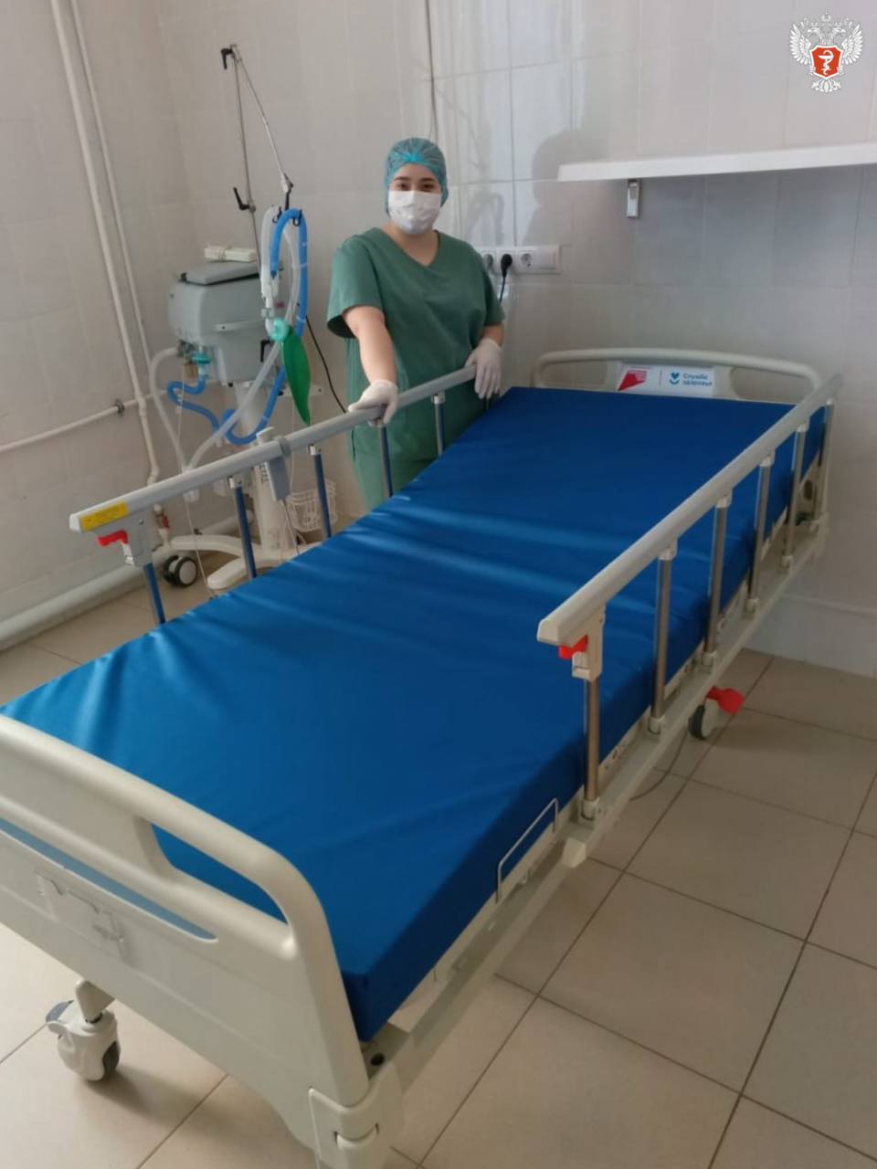 В больницу Брянской области поступило современное медицинское оборудование Материально-техническую базу анестезиолого-реанимационного отделения Климовской центральной районной больницы пополнило новое оборудование. В медучреждение поступило: Четыре аппарата искусственной вентиляции легких ИВЛ ; Два наркозно-дыхательных аппарата; Функциональная кровать для палат интенсивной терапии; Дефибриллятор для оказания экстренной помощи; Прикроватный монитор — устройство с центральным пунктом и регистрацией ЭКГ, частоты сердечных сокращений, дыхания, артериального давления, насыщения гемоглобина кислородом и температуры тела. Он автоматически включает сигнала тревоги при выходе контролируемого параметра за пределы нормы. Отметим, что все полученное оборудование уже активно применяется медицинским персоналом отделения. #Модернизация