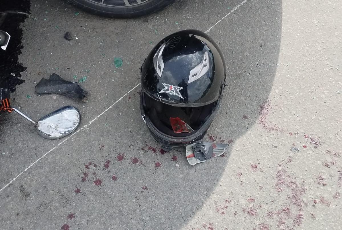 Сегодня утром в Ельце 15-летний подросток на мопеде пострадал в ДТП. По предварительным данным, он столкнулся с «Ладой Калиной» под управлением 30-летнего мужчины. Подростка с травмами доставили в больницу. В ГАИ напомнили: управлять скутерами и мопедами можно с 16 лет и только при наличии водительского удостоверения соответствующей категории. Подпишись на «Липецк №1»