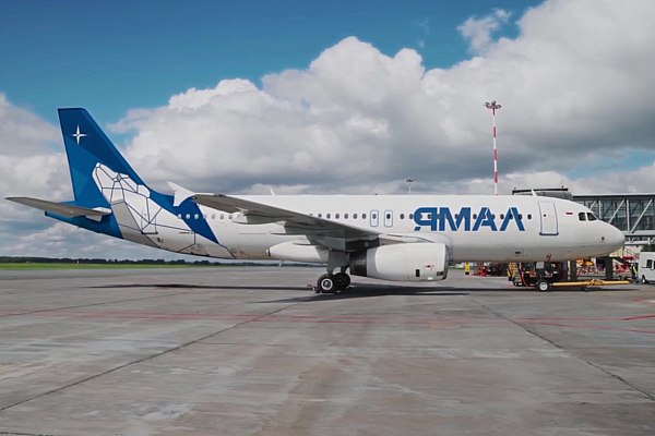 Самолет Airbus A320 авиакомпании Ямал в новой ливрее выполнил первый регулярный рейс Авиакомпания Ямал вывела на маршруты первый Airbus A320 в новой ливрее разработанной в рамках масштабного ребрендинга Свой первый регулярный рейс обновленный самолет выполнил 22 ноября по маршруту Москва Домодедово Новый Уренгой Об этом сообщает AVIA RU Как рассказали в авиакомпании в основу дизайна ливреи Airbus A320 легла концепция отражающая природное наследие Ямала и его связь с небесной навигацией На киле самолета изображен силуэт белого медведя стилизованный под скопление льдин и отсылающий к созвездиям Медведиц Дополненный символом Полярной звезды этот образ подчеркивает роль авиакомпании как надежного проводника в регионы Крайнего Севера Цветовая гамма выполнена в сдержанной сине белой палитре глубокий синий символизирует стабильность и бескрайние северные просторы а белый снежную чистоту Арктики aviaru net n290116