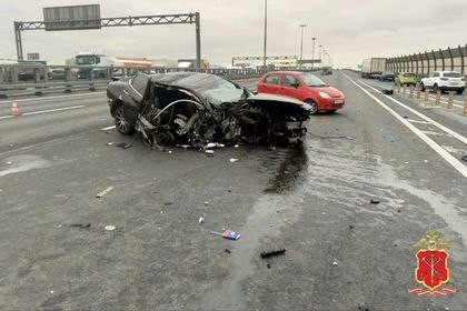 В Петербурге задержали водителя Infiniti, устроившего смертельное ДТП  Днем 2 октября 22-летний мужчина при перестроении на кольцевой устроил массовую аварию. В результате погибла его 20-летняя беременная жена.   Виновник аварии получил травмы и был госпитализирован в больницу, но позже он самостоятельно покинул ее. На него возбудили уголовное дело о нарушении ПДД и эксплуатации транспортных средств, повлекшее по неосторожности смерть человека.    «Комсомолку»