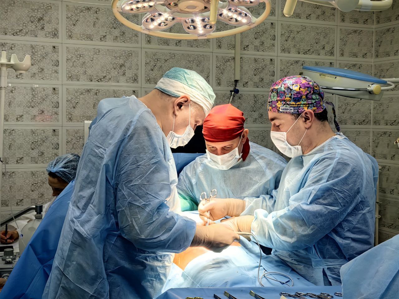 В Саратове врачи за семь часов спасли мужчину пересадив почку В Саратове 55 летний мужчина более 3 лет проходил лечение с помощью аппарата искусственной почки В течение этих лет он столкнулся с рядом осложнений тромбозы ног нарушения сердечного ритма тяжелые инфекции Мужчина перенес операцию по протезированию сердца и получил назначение постоянного курса мощных антикоагулянтов препараты разжижающие кровь Трансплантация почки оставалась единственной возможностью спасти жизнь пациенту Операцию провели в Университетской клинической больнице 1 имени С Р Миротворцева при СГМУ Донором стала двоюродная сестра мужчины имеющая другую группу крови Перед вмешательством большая команда специалистов от кардиологов и нефрологов до иммунологов и реаниматологов разработала индивидуальный план подготовки Пациент прошел сложную предоперационную терапию включая четырехкратную замену плазмы Операция длившаяся более 7 часов прошла успешно почка быстро адаптировалась и начала функционировать сразу после пересадки рассказали Саратов 24 медики Мы в MAX Мы в TG Прислать новость