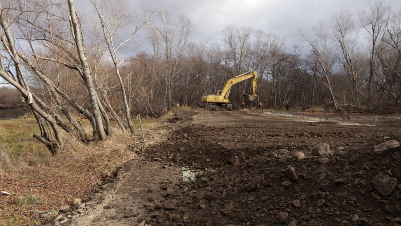 На Камчатке благоустраивают даже рыболовные участки По распоряжению губернатора Камчатского края в Елизовском районе активно идут работы по оборудованию зон отдыха и площадок для любителей рыбалки на реке Авача Ранее в июне текущего года дано поручение Министерству рыбного хозяйства организовать удобные условия для рыбаков На сегодняшний день уже завершены работы по улучшению береговой линии популярного места лова Печки а также подготовлены участки для сплава судов в районе 13 го кордона Кривун и Плиты Специалисты занимаются оборудованием подъездных путей к участку Кривун Участок имеет протяжённость 700 метров Учитывая сложные особенности ландшафта и близость к самой реке в планах подрядной организации очистка полосы отвода дороги от растительности укладка прослойки устройство водопропускных труб и ремонт земляного полотна с устройством разъездных карманов Администрация района обратилась к жителям и гостям с просьбой воздержаться от посещения этого участка в связи с проведением работ Мы в MAX