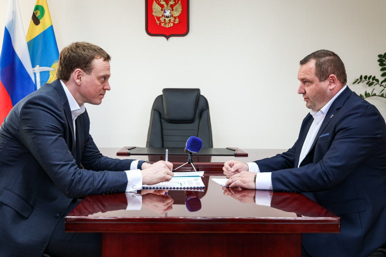 Рабочую поездку продолжил в Милославском районе. Встретился с главой района Виталием Николаевичем Гуськовым. Обсудили планы развития муниципалитета. Район аграрный, здесь успешно работают несколько крупных хозяйств, растут показатели, реализуются инвестиционные проекты. Зафиксировал основные проблемные точки, которые нужно решить, и приоритетные объекты. Будем и дальше поддерживать планомерное развитие района.