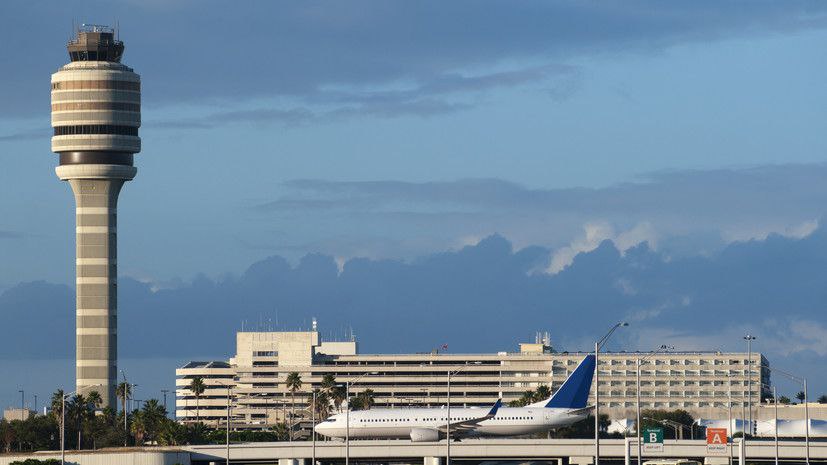 Из за шатдауна в американском аэропорту Орландо не хватает квалифицированных диспетчеров чтобы принимать рейсы сообщает The New York Times Некоторые самолёты к вечеру четверга задержались почти на 12 часов другие отменены Серьёзные задержки рейсов также в национальном аэропорту имени Рональда Рейгана PROtransport