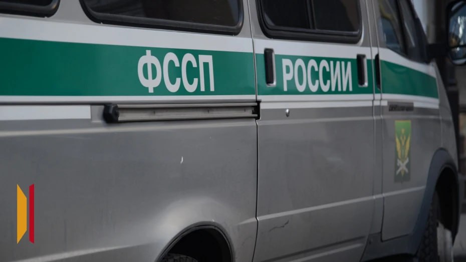 Судебные приставы взыскали 1 2 млн рублей с мясокомбината за травмы пострадавшей в ДТП жительницы Воронежа Судебные приставы Рамонского районного отделения взыскали с предприятия более 1 2 млн рублей в пользу пострадавшей в аварии жительницы Воронежа Женщина на Nissan Qashqai получила травмы средней тяжести стоимость ремонта иномарки составила более 1 млн рублей Виновником ДТП был водитель авторефрижератора который принадлежит мясокомбинату В ходе судебных разбирательств выяснилось что грузовик не застрахован а водитель работал в организации неофициально Тем не менее предприятие обязали возместить пострадавшей убытки компенсировать моральный вред и судебные расходы Подписывайтесь на канал РИА Воронеж в Max