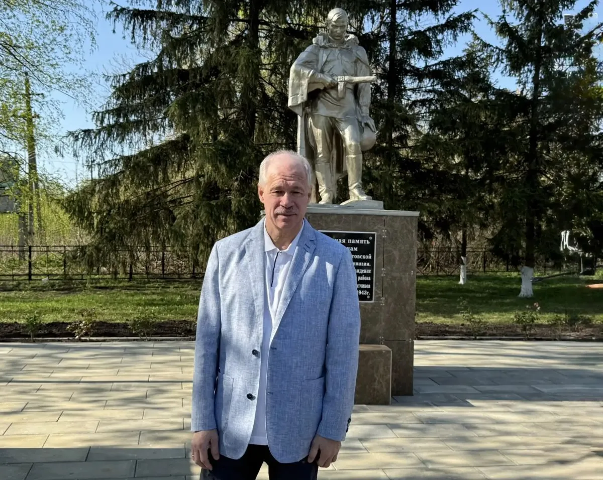 Это нужно живым как меценат Олег Карпиков сохраняет память о войне в орловских селах   kaluganews ru fn 1861513 html В Малоархангельском районе обновили два братских захоронения где покоятся более 4 тысяч советских солдат На мемориалах появились автономное освещение новые дорожки и лавочки а также музыкальное сопровождение с песнями военных лет   Прислать новость Подписаться   Читайте нас в MAX