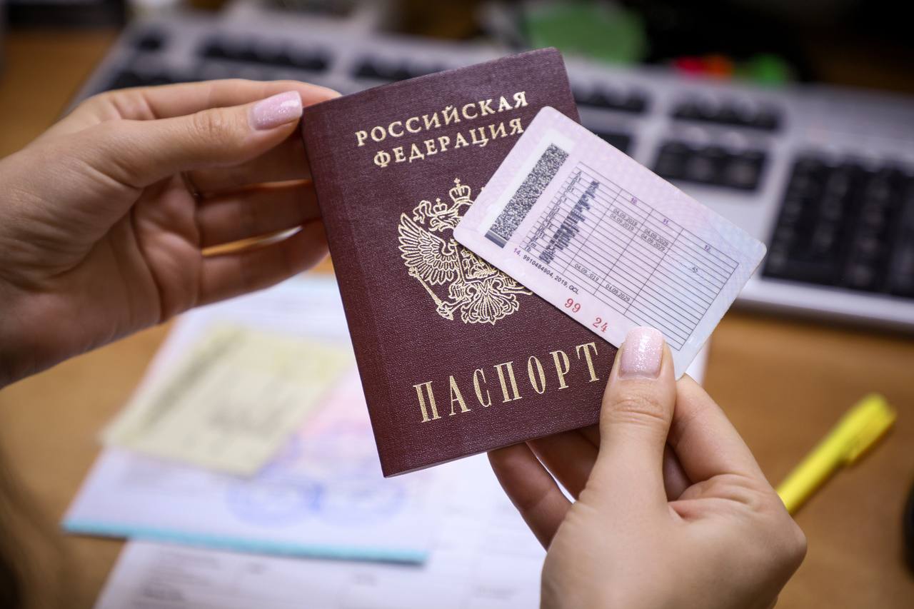 30 октября в Красноярске не работают пункты МРЭО Госавтоинспекции Напомним МРЭО межрайонный регистрационно экзаменационный отдел который занимается выдачей водительских удостоверений и регистрацией автомобилей В Госавтоинспекции принесли извинения автовладельцам за доставленные неудобства и сообщили что временная приостановка приема посетителей связана с масштабным сбоем в работе программного обеспечения Стало известно что работа всех пунктов будет возобновлена в пятницу 31 октября Госавтоинспекция Подписаться на kpkrsk