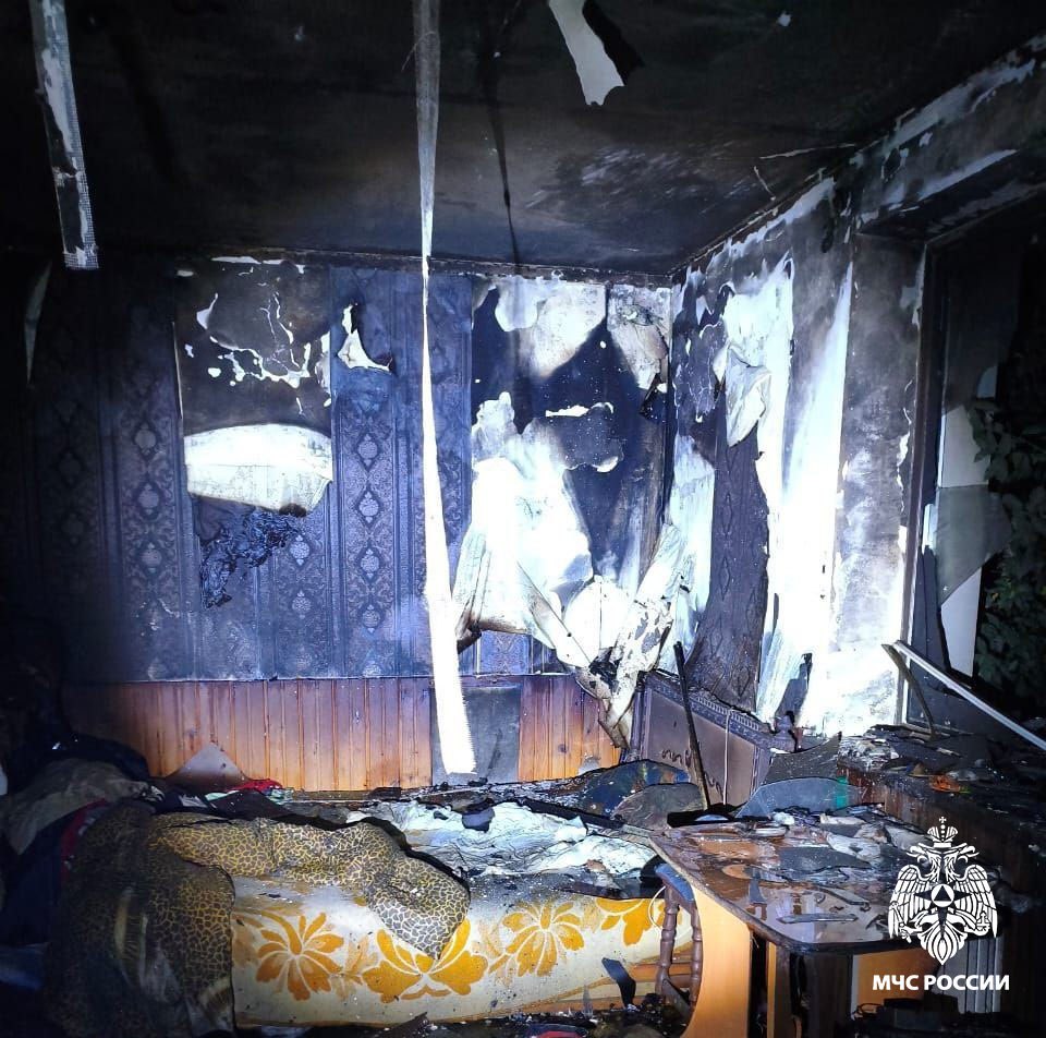 На пожаре в частном доме в Ялте погибли три человека В поселке Симеиз загорелся трехэтажный дом. На первом этаже произошло возгорание, наблюдалось тление вещей, сообщили в ГУ МЧС России по Крыму. Спасатели оперативно потушили пожар. На месте были обнаружены тела троих погибших. Личности и причина смерти устанавливаются. «Предварительная причина пожара — неосторожность при курении», — добавили в сообщении. Фото: ГУ МЧС России по РК Крым 24
