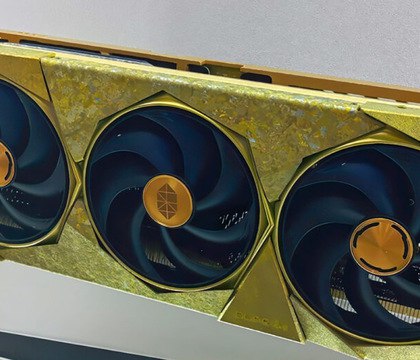MSI представила золотистую видеокарту GeForce RTX 5090 SUPRIM TITANIUM Edition Недавно компания ASUS выпустила отделанную золотом видеокарту ROG Astral GeForce RTX 5090 Dhahab Edition. Вслед за ней готовится к выходу еще одна «роскошная» модель, но уже от другого тайваньского бренда. Читать далее