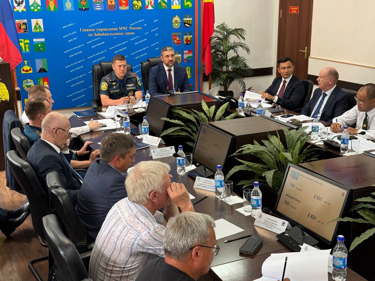 Губернатор Забайкальского края Александр Осипов провел совещание с главой МЧС России Александром Вячеславовичем Куренковым и министром природных ресурсов и экологии РФ Александром Александровичем Козловым. Готовимся к новому сезону дождей и следующему пожароопасному периоду 2026 года. Также готовим предложение федеральному центру, связанное с природными изменениями в Забайкалье - сказал Александр Михайлович и поблагодарил всех за помощь в тушении пожаров и ликвидации последствий паводков. ZAB.RU