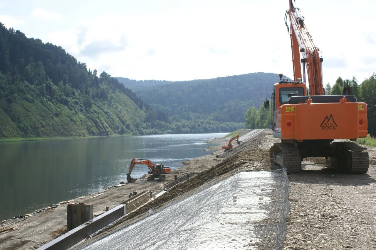 Правительство в 2025 году направило около 8 млрд рублей на развитие водохозяйственного комплекса России Вице премьер Дмитрий Патрушев рассказал о результатах работы по развитию водохозяйственного комплекса в 2025 году В 2025 году мероприятия по экологическому оздоровлению озер и водохранилищ охватили 3 6 тыс га Кроме того продолжены реконструкция гидроузла на Елизаветинском водохранилище в Луганской Народной Республике и строительство Красногорского гидроузла на реке Иртыш в Омской области Также введены в эксплуатацию 12 объектов инженерной инфраструктуры протяженностью более 54 км Их строительство направлено на защиту от наводнений населенных пунктов где проживают 63 тыс человек Совокупно на развитие водохозяйственного комплекса Правительство России в этом году направило порядка 8 млрд рублей сказал Дмитрий Патрушев Вице премьер добавил что из резервного фонда Правительства на строительство дамб было выделено около 1 3 млрд рублей Это позволило дополнительно реализовать в 2025 году проекты в Чечне и Кемеровской области а в Амурской области выполнить большой объем работ чтобы в 2026 году ввести объект в эксплуатацию Параллельно в рамках исполнения федерального проекта Вода России нацпроекта Экологическое благополучие проведены первые отборы проектов строительства новых очистных сооружений Их реализация начнется в 2026 году Среди выбранных регионов Челябинская Курганская и Иркутская области а также Пермский край Подписаться на Правительство России в MAX