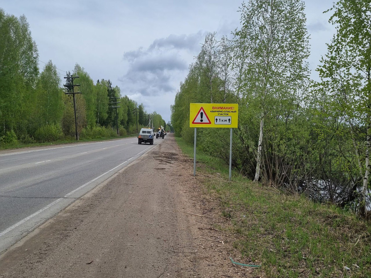 Под Красноярском в этом году обезопасили пять аварийно опасных участков  На 14-м, 17-м и 21-м км трассы Красноярск — Енисейск в Емельяновском районе, а также на 16-м км автодороги Красноярск — Березовка — Ермолаево и на 2-м км Обхода краевой столицы.  Там специалисты установили или заменили барьерные ограждения, поставили дорожные знаки, информационные щиты и оборудовали шумовые полосы. Такие же работы провели на 41-м км трассы из Красноярска в Енисейск в Сухобузимском районе и 280-м км транзита через Лесосибирск.   Фото: КрУДор