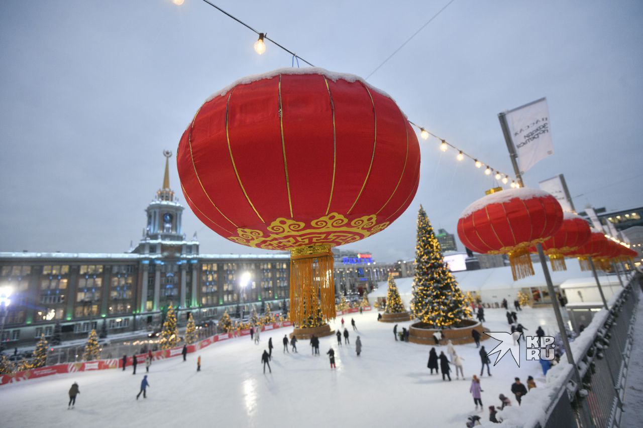 На Катке на площади отметят Китайский новый год В понедельник 16 февраля с 17 00 до 18 30 на катке пройдут мастер классы по каллиграфии и вырезанию китайских символов праздника чайная церемония выступления китайских артистов в медиарубке и розыгрыш подарков связанных с Китаем Посетителей поздравят глава Екатеринбурга Алексей Орлов и Генеральный консул Китая в Екатеринбурге Ло Шисюн   Подпишись на КП Екатеринбург Мы в Max