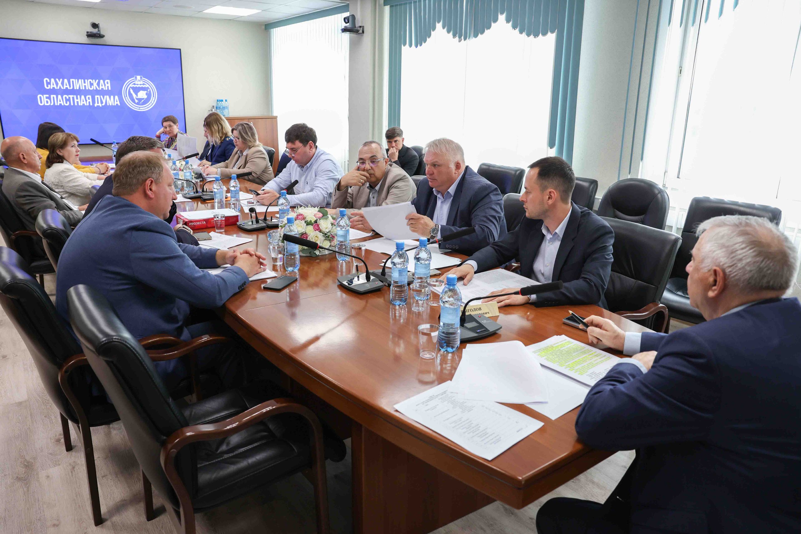 Дополнительная мера соцподдержки для сахалинских участников СВО и их семей. Расширилась категория получателей денежной выплаты на приобретение земельного участка Законопроект уточняет отдельные положения Закона Сахалинской области № 19-ЗО «О единовременной денежной выплате военнослужащим, лицам, заключившим контракт о пребывании в добровольческом формировании, содействующем выполнению задач, возложенных на Вооруженные Силы Российской Федерации, лицам, проходящим проходившим службу в войсках национальной гвардии Российской Федерации, и членам их семей». Распоряжением от 2024 года в документ были внесены изменения, в соответствии с которыми к выполнению задач, возложенных на Вооруженные Силы Российской Федерации, добавлены войска нацгвардии. В этой связи, проектом закона вносятся в него соответствующие изменения. На конец 2024 года единовременной денежной выплатой на приобретение земельного участка воспользовались в Сахалинской области десять семей, из бюджета было выделено на эти цели два миллиона рублей. Депутаты единогласно поддержали законопроект. Решением комитета он вынесен на заседание регионального парламента с рекомендацией принять в первом чтении. Подробнее на сайте областной Думы.