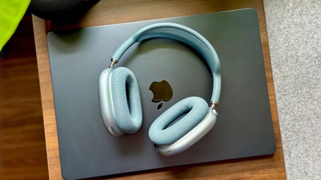 Новые Max того не стоят По крайней мере так думает Apple компания не собирается выпускать обновлённую версию полноразмерных наушников AirPods Max и ограничится только косметическим апдейтом 2024 года когда добавили USB C и новые цвета но оставили тот же чип и функционал Причина проста наушники покупают достаточно чтобы оставить их в продаже но не настолько активно чтобы Apple тратила ресурсы на серьёзную разработку следующего поколения В итоге AirPods Max остаются нишевым продуктом и ожидать вторую версию в ближайшие годы не стоит Поэтому если хотели покупать можете смело брать Новости без Политоты Подписывайтесь на канал