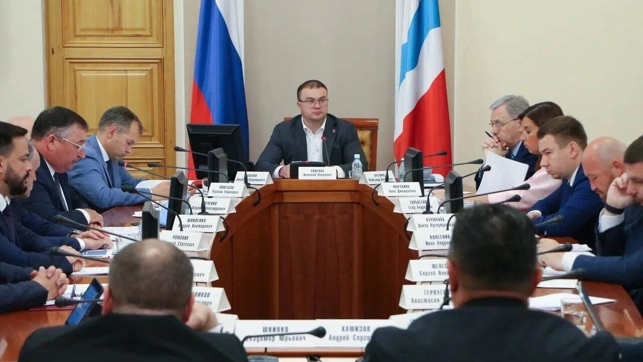 Губернатор Хоценко поручил проследить за отдыхом в лагерях после случая в «Орленке» Проверки в детском лагере «Орленок», где дети заразились кишечной инфекцией, завершились. Нарушения устранены, но расслабляться рано, уверен омский губернатор. До конца летнего сезона все лагеря будут под особым контролем. В детских лагерях Омской области прошли масштабные проверки. Поводом стало массовое отравление детей в «Орленке», которое случилось в начале июня. Тогда более 40 детей пострадали от норовируса, 11 из них потребовалась госпитализация. Вернуться домой раньше срока пришлось всем отдыхающим — чтобы не заразились. Тогда же было возбуждено уголовное дело о нарушении требований безопасности. После этого в лагере началась масштабная проверка, в которой поучаствовали Роспотребнадзор, минздрав, минобр и главное управление молодежной политики Омской области. О результатах рассказали губернатору сегодня, 30 июня, на оперативном совещании. Как сообщила пресс-служба Виталия Хоценко, нарушения в детском лагере устранили, новых не допустили. В столовой — в том числе: Роспотребнадзор подтвердил, что пищеблок «Орленка» теперь полностью соответствует нормам. Лагерь вернулся к своей привычной работе — он снова открыл свои двери с 23 июня. Тем не менее, губернатор считает, что расслабляться рано — впереди еще два месяца лета. Поэтому Виталий Хоценко поручил усилить контроль за качеством детского отдыха во всех загородных лагерях. "Подобных ситуации в «Орлёнке» инцидентов в дальнейшем допускать нельзя, поэтому все профилактические мероприятия необходимо продолжить, проводить их с руководством всех детских оздоровительных лагерей. Особое внимание уделить питанию детей", — говорится в сообщении пресс-службы правительства Омской области. Для директоров детских лагерей провели целую серию совещаний и семинаров, чтобы освежить знания о санитарных нормах и правилах техники безопасности. Отдельно губернатор просил заострить внимание на обращениях родителей — они не должны оставаться без внимания, по каждому из них решение должно приниматься оперативно. Написать в редакцию можно здесь.