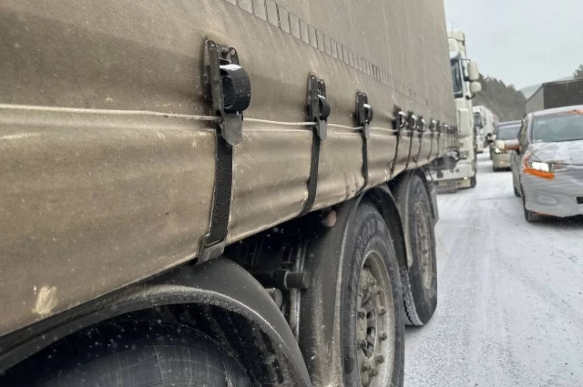 В Приморье прошло совместное мероприятие Межрегионального управления Федеральной службы по надзору в сфере транспорта и ГАИ, в ходе которого проверили более 240 большегрузов. Специалисты выявили 23 нарушения у российских перевозчиков, включая превышение габаритов и несоблюдение правил использования тахографов.  Также проверили 139 грузовиков китайских перевозчиков, где зафиксировали три случая превышения нагрузки на ось. Суммарный размер штрафов для водителей из КНР составил 1 миллион рублей.   Также выяснилось, что, в отличие от китайцев, российские перевозчики нередко выбирают альтернативные маршруты, чтобы избежать контроля.   Подробнее в «АиФ-Приморье».