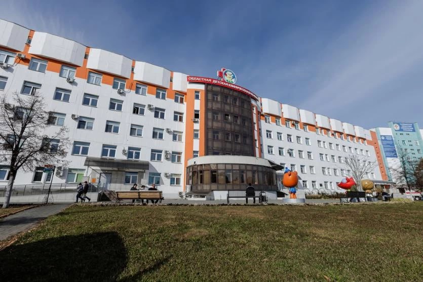 В Челябинске полным ходом возводят новый корпус ЧОДКБ В Челябинске кипит работа на площадке строительства нового корпуса областной детской клинической больницы который станет крупнейшим во всём Уральском федеральном округе Уже проделан большой объём работ Площадь нового корпуса составит почти 56 тысяч квадратных метров В шестиэтажном здании которое построят по уникальному разработанному специально для ЧОДКБ проекту предусмотрено 300 койко мест в том числе 230 для маленьких пациентов хирургических отделений и 70 для детской онкогематологии ПОДРОБНЕЕ URALPRESS RU