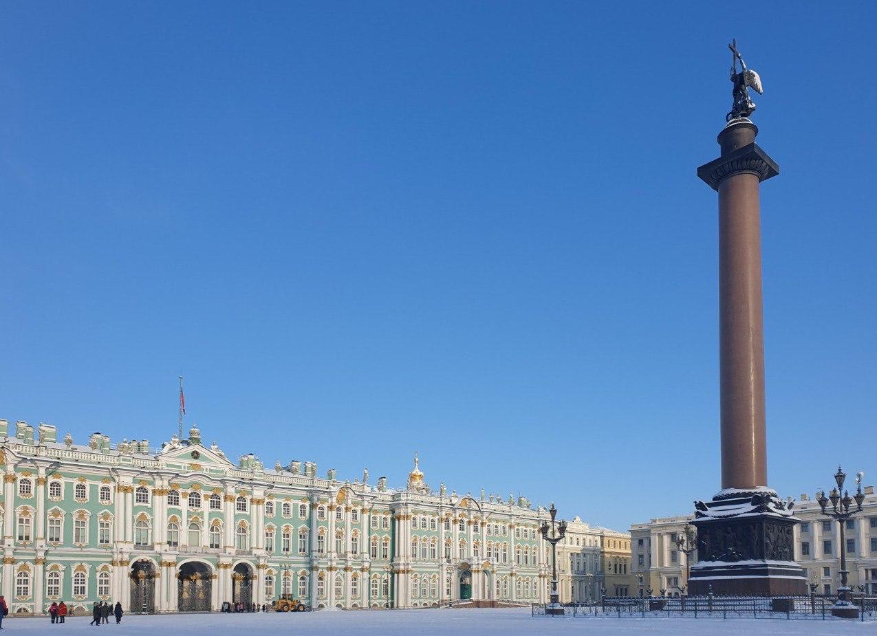 Вход в Эрмитаж 7 января будет бесплатным Вход во все комплексы Государственного Эрмитажа 7 января будет бесплатным Билеты разместят на сайте музея 4 января сообщили в пресс службе Эрмитажа В музее предупредили что из за наплыва пользователей сайт Эрмитажа может работать с замедлениями Также бесплатные билеты можно будет получить 7 января в кассах Главного музейного комплекса Главного штаба Реставрационно хранительского центра Старая Деревня Дворца Меншикова Музея императорского фарфорового завода и Зимнего дворца Петра I в порядке живой очереди Количество бесплатных входных билетов в каждый комплекс зависит от пропускной способности поэтому вход будет организован по сеансам Кассы Эрмитажа на Дворцовой площади будут работать с 11 00 до 17 00 Telegram Государственный Эрмитаж Telegram Max