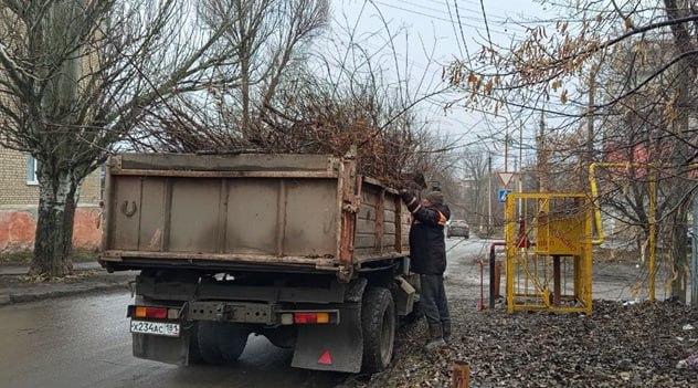 В Молодогвардейске провели работы по благоустройству    6 марта в городе Молодогвардейске работниками муниципального унитарного предприятия «Дорожно-эксплуатационное управление» вывезено 6 м3 веток и порубочных остатков.    Работы провели по улице Молодежная. В мероприятиях была задействована 1 единица спецтехники.   ‼ Работы по погрузке и вывозу веток будут продолжены.