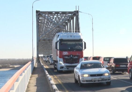 В России простаивают до 40 грузовиков а около 7 тыс транспортных компаний уже находятся в стадии банкротства или ликвидации следует из обзора Центра развития ВШЭ Спрос на автоперевозки обвалился почти на треть и так и не восстановился до прежних объёмов Рынок уже потерял 7 10 игроков и в следующем году под угрозой окажутся ещё около 10 компаний Сообщает The Экономист Тем временем в Амурской области решение властей ограничить общую массу транспортных средств 30 тоннами при движении по старому мосту через реку Зея в Благовещенске привело к транспортному коллапсу вызвавшему возмущение грузоперевозчиков и участников ВЭД Запрет движения грузовиков общей массой более 12 тонн по новому хрустальному мосту через Зею ещё более усугубляет ситуацию Такое противоречащее здравому смыслу решение объясняют конспирологической версией дотянуть до конца гарантийного срока строительства моста и только после этого разрешить движение большегрузов чтобы защитить финансовые ресурсы строительной организации от возможных выплат в случае наступления гарантийного случая Если эта версия верна тогда выходит финансовые интересы отдельных лиц важнее для лиц принимающих решения в Приамурье чем интересы амурских предпринимателей и региональной экономики в целом Подписывайтесь на amurbiz