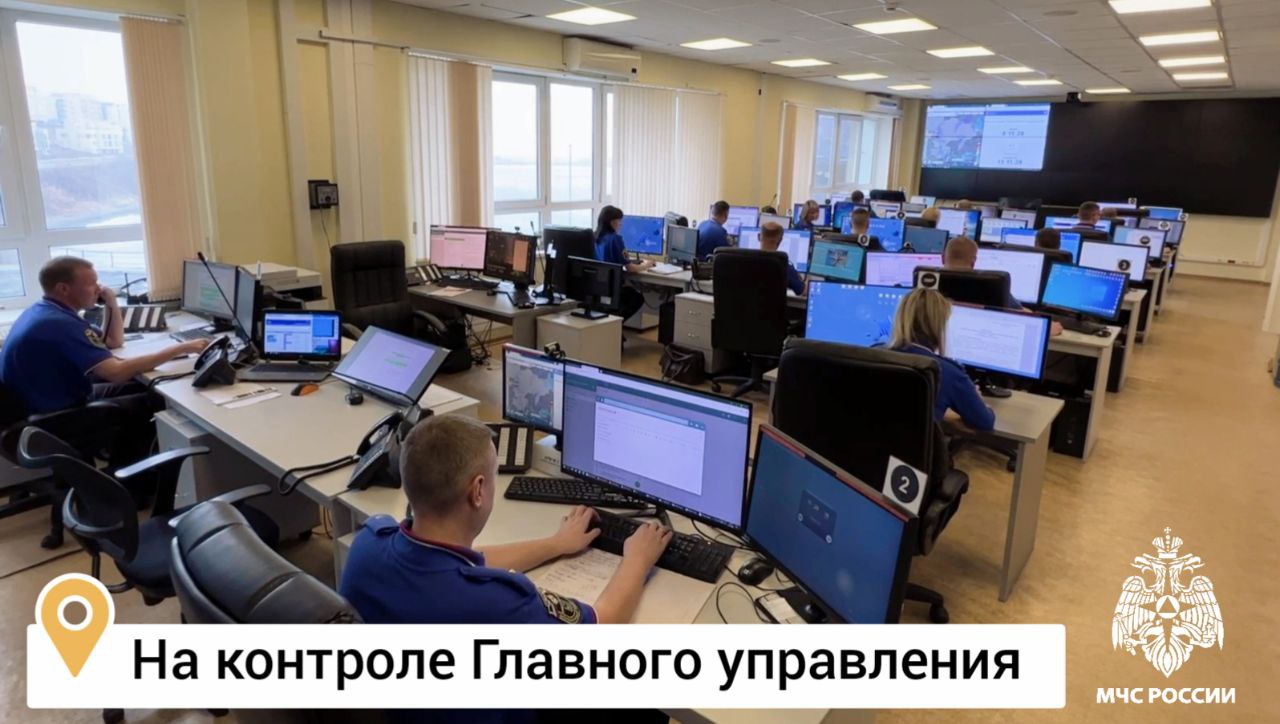 #НаКонтроле Гидрологическая обстановка в Приморье на контроле Главного управления Из-за прошедших осадков и как следствие поднятия уровней воды в реках Приморского края произошло затопление 5 приусадебных участков в населенных пунктах Медвежий Кут и Каменка Чугуевского округа, а также 20 приусадебных участков в Спасске-Дальнем. Кроме того, остаются отрезанными 6 населенных пунктов в Анучинском, Партизанском и Чугуевском муниципальных образованиях. Главное управление МЧС России по Приморскому краю продолжает функционировать в усиленном режиме. Специалисты центра управления в кризисных ситуациях в круглосуточном режиме проводят мониторинг складывающейся гидрологической обстановки. Подразделения МЧС России находятся в готовности к реагированию. По информации Примгидромета: сегодня на реках центральных и северных районов продолжается развитие дождевого паводка, наблюдаются выходы из берегов рек Уссури в верхнем и среднем течении, Арсеньевка, Ореховка, Малиновка, Илистая, Павловка c подтоплением прилегающих территорий. Лишь на малых реках и верховьях рек южной половины края наблюдается интенсивный спад дождевого паводка, освобождение пойм от затоплений. В связи с прогнозируемыми локальными дождями различной интенсивности 4 мая, на отдельных участках малых рек, а также в верховьях рек спад воды остановится, возможен дополнительный подъем уровней воды. В ближайшие двое суток продолжится подъем воды на реках Уссури, Илистая, в нижнем течении реки Арсеньевка, на реках Большая Уссурка, Малиновка, Ореховка. В связи с продвижением волны паводка ожидаются дополнительные выходы воды из берегов, подтопления прилегающих территорий, участков дорог.