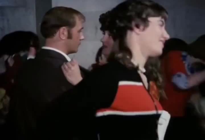 Опрос: россияне идут на корпоративы ради еды, интриг и повышения