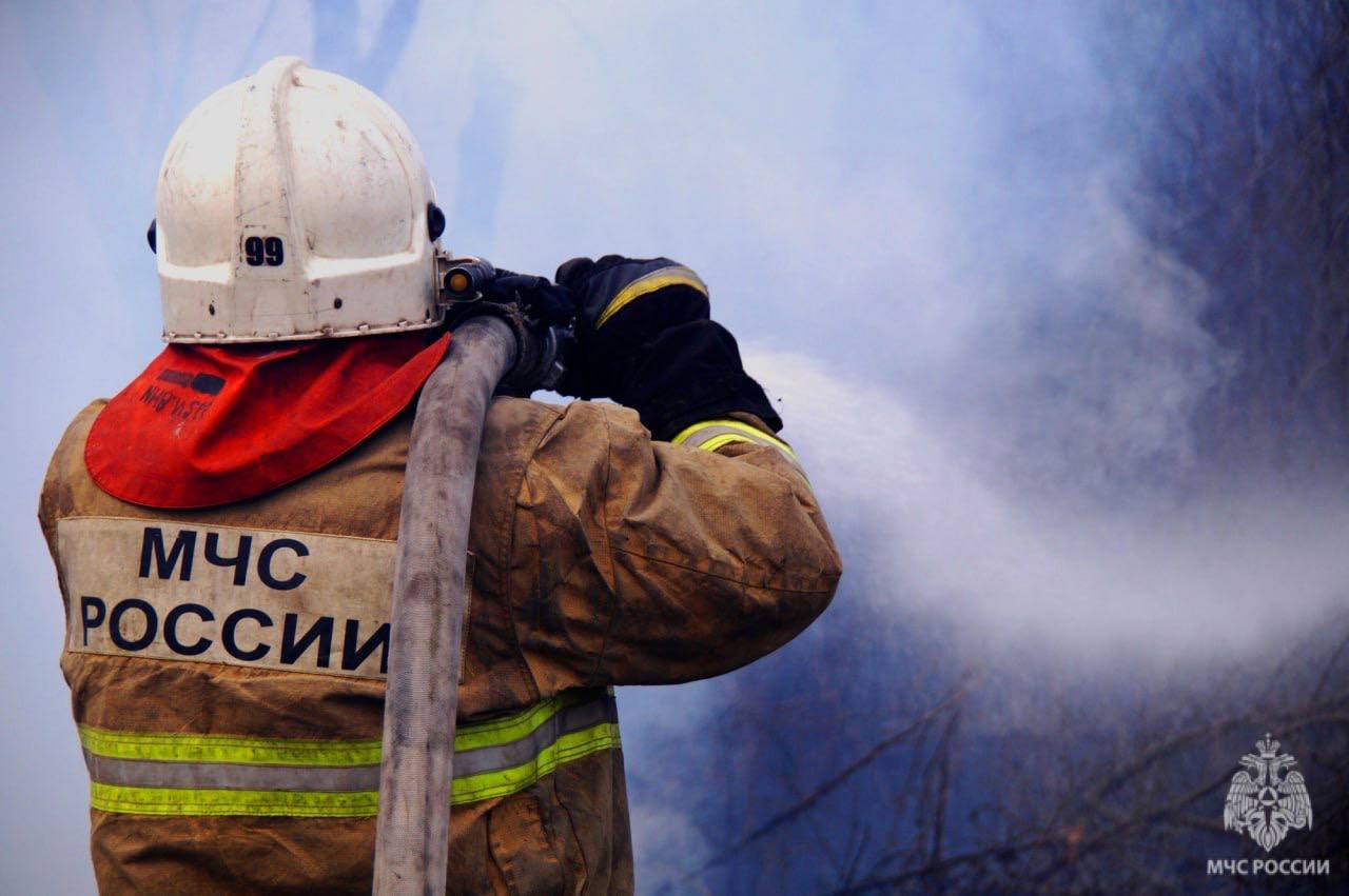#Официально Информация от МЧС России 23 июня, в 02.09, поступило сообщение о пожаре по адресу: г.о. Самара, Промышленный район, улица Губанова, дом 4, подъезд 1. Горел мусор в мусоропроводе на 6 квадратах. Пожар ликвидирован в 02.40. Погибших и пострадавших нет. Всего привлекались 22 специалиста и 6 единиц техники. Причина пожара устанавливается.