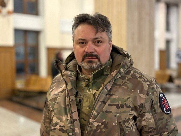 В городском департаменте социальной политики новое задержание В аэропорту Толмачево задержан прилетевший с отдыха начальник управления по демографической политике мэрии Новосибирска Александр Лаухин Ранее были задержаны его подчиненные Юрий Двойцев и Елена Дебцова Причиной стали махинации с квартирами для детей сирот квадратные метры по завышенной стоимости чиновники покупали у ГК Расцветай Юрист строительной компании отправлен в СИЗО Лаухин бывший следователь СКР а потому и задержание и дату меры пресечения следствие не афиширует В марте этого года чиновник ездил добровольцем на СВО в подразделение БАРС Орион